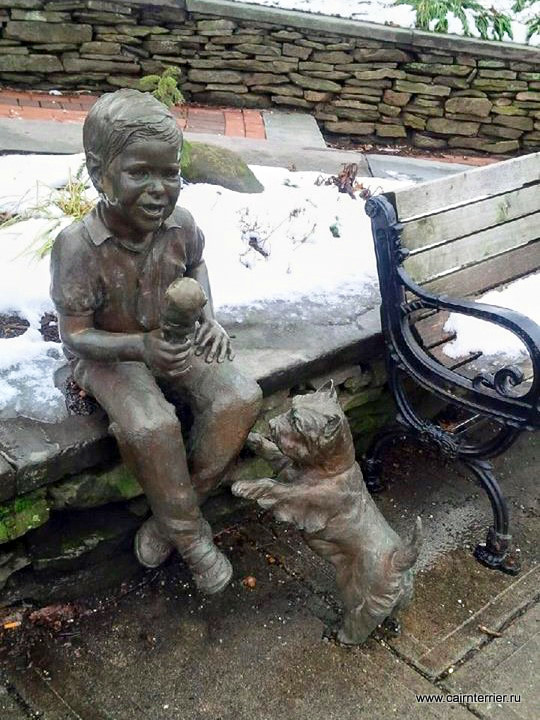 Фото скульптуры керн терьер и мальчик с мороженным